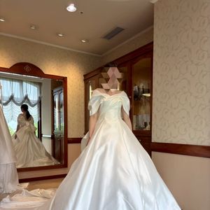 大人っぽさと高級感のある生地ドレス。