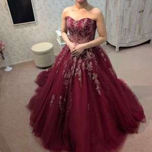 赤く気品のある可愛いドレス