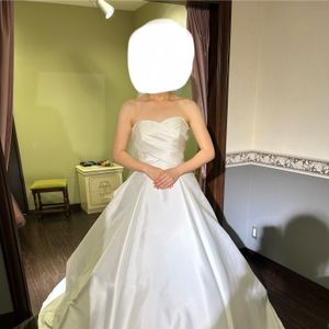 高級感のあるドレス。サタン生地でシンプルなデザイン。