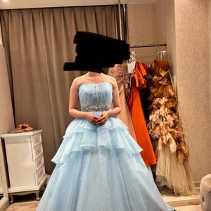 フリルがキュートなドレス