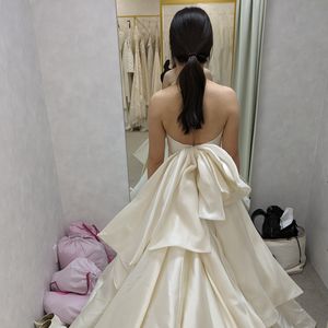 バックコンシャスな大人っぽいドレス