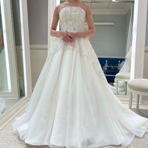 後ろ姿がきらびやかなドレス