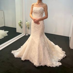 裾のレースが印象的