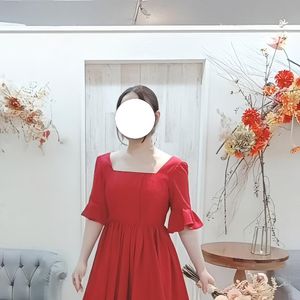 真っ赤で洗練されたドレス