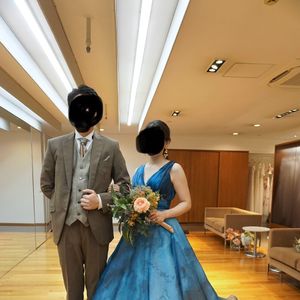 透きとおる青が美しい、上品でやわらかなスタイリッシュドレス