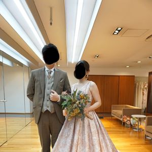 淡いピンクが上品に映える、優しく華やかなクラシカルドレス