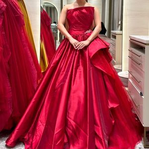 サテンとチュールの主役赤ドレス