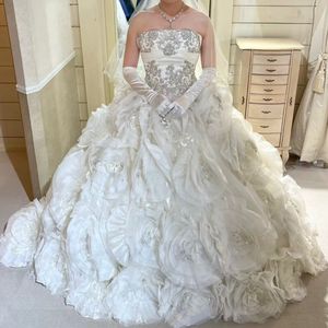 バラのチュールスカートが魅力のドレス