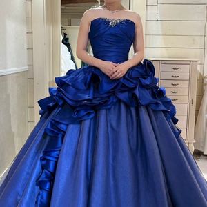 ブルーの色合いが美しいドレス