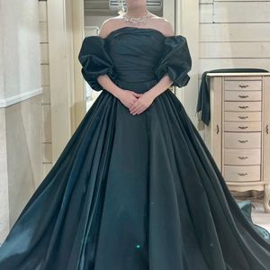 シンプルながら女性らしい上品なドレス