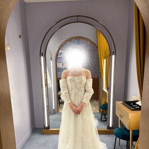 リボンに腕を通して着る衣装、後ろ姿が可愛い