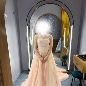 ピンクでボリュームのある可愛らしいドレス