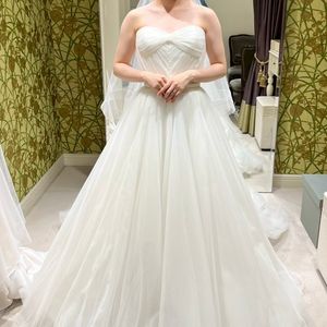 ふわっとした素材と、バックの花びらが素敵なドレス