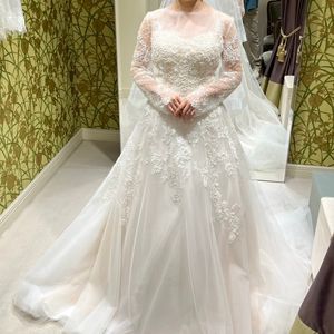 キラキラビジューと透け感のある長袖が特徴的なドレス