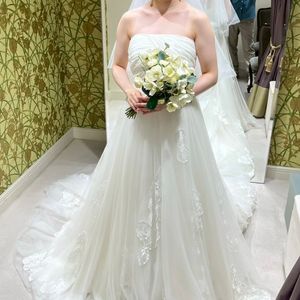 リーフの刺繍とゆるんとした素材感が特徴のナチュラルドレス