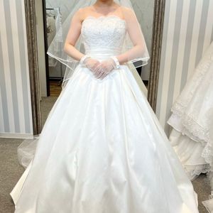 素材の切り返しとウエストマークが魅力のドレス