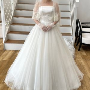 素材の透明感が素敵なボリュームたっぷりドレス