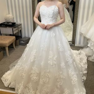 繊細な刺繍たっぷり、後ろ姿まで華やかなドレス