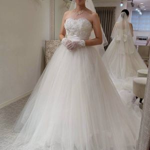 花のデザインのビスチェとチュールスカートが愛らしいドレス