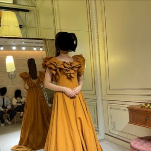 シンプルだけどシンプル過ぎないドレス