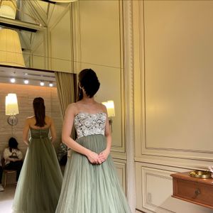 ビジューが煌めくドレス