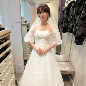 レースがチュールの上にたくさん使われたナチュラルデザイン