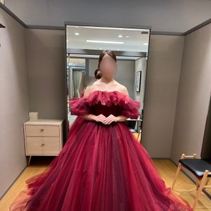 流行りのボリューム感ある赤ドレス