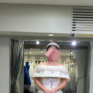 豪華なロングトレーンでバックスタイルが印象的