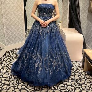 シルバーの刺繍が美しいドレス