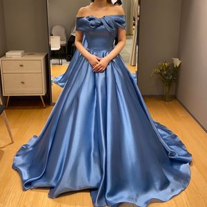 鮮やかなブルードレス