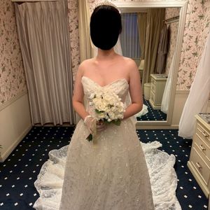 キラキラのレースが目を引くゴージャスなドレス