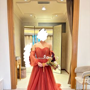 ふわふわチュールが柔らかい印象のカラードレス