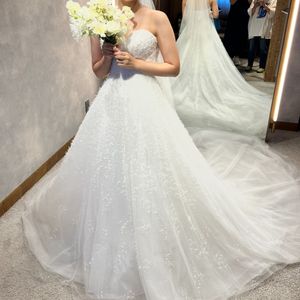 光にあたってキラキラ感が変わる、存在感のあるドレス