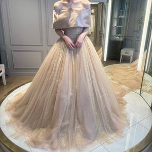 大人な煌めきを纏うエレガントなドレス