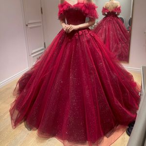 鮮やかで上品な赤を纏うドレス