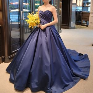 ネイビーのサテンが美しい上品なドレス