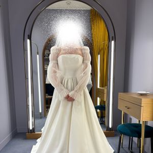 袖が特徴的で取り外し可能、後ろにはリボンがついています