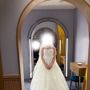 サテンとチュールが合わさったドレス、チュールの花柄が可愛い