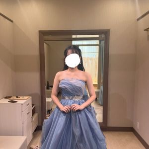 奥行きあるブルードレス