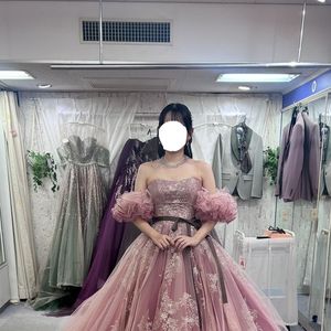 カーネーションのようなチュールドレス