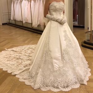 刺繍が華やかなドレス