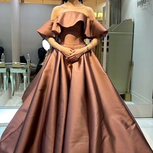 くすみピンクの大人可愛いドレス