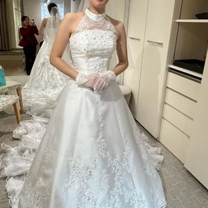 ホルターネックでスタイリッシュかつ上品なドレス