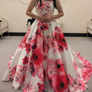 白地にお花の個性派ドレス