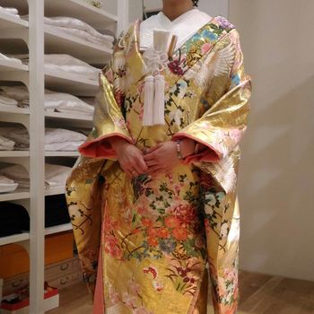 ゴージャスな中にも優しい色遣いの色打掛