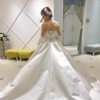 シルバーホワイトの上品なドレス♡