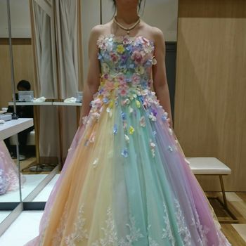 カラフルで華やかなドレス
