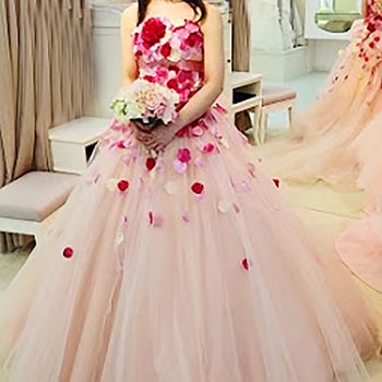 華やかな花びらドレス