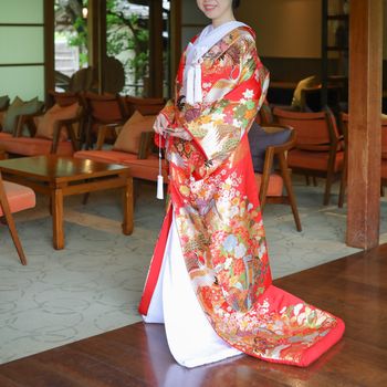 美しい赤に鶴と式の草花が映える王道の色打掛