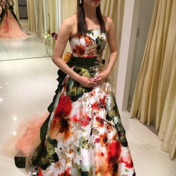 大きなフラワープリントが印象的